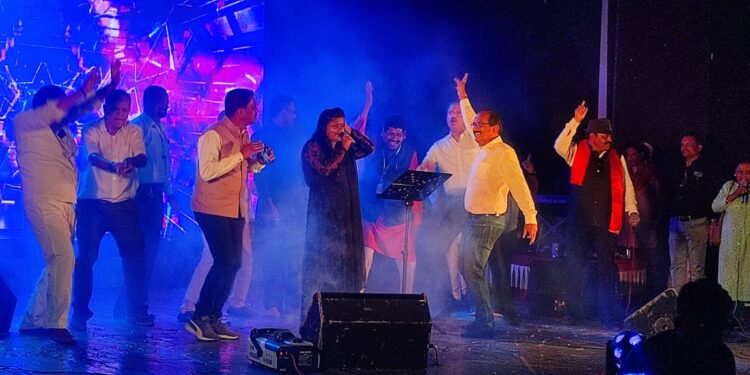 सांस्कृतिक कार्यक्रमामुळे कर्मचारी व अधिकारी यांचा जल्लोष….!