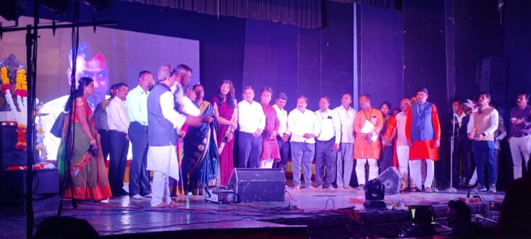 सांस्कृतिक कार्यक्रमामुळे कर्मचारी व अधिकारी यांचा जल्लोष….!