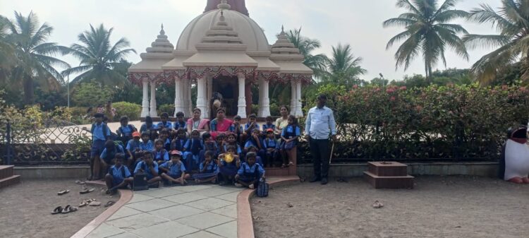 मनपा मुले शाळा क्रमांक 27 च्या शैक्षणिक सहलीतून जिल्ह्यातील विविध धार्मिक स्थळांना भेट