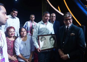 अहेमद जकरीया चित्रकार तर्फे “पद्मविभूषण अमिताभ बच्चन” यांना चित्र भेट