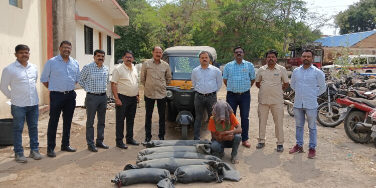 ऑटो रिक्षामधून साडेचारशे लिटर हातभट्टी दारू जप्त