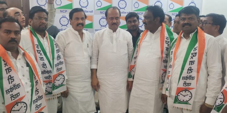 माजी नगरसेवक आनंद चंदनशिवे, गणेश पुजारी आणि संभाजी भडकुंबे यांनी मुंबईमध्ये अजित पवारांच्या उपस्थितीत केला राष्ट्रवादीमध्ये प्रवेश