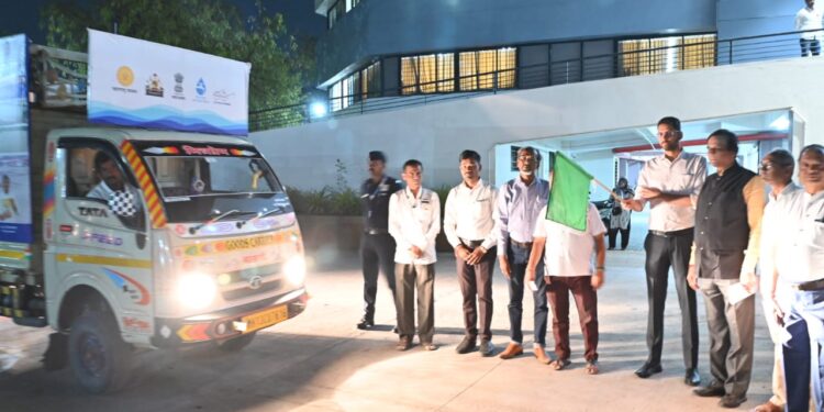 जिल्हाधिकारी कुमार आशीर्वाद यांच्याकडून जलरथाला हिरवा झेंडा दाखवून जनजागृती कार्यक्रमाचा शुभारंभ