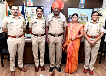 सेवानिवृत्त अनिल चव्हाण यांचा पोलीस अधीक्षक सरदेशपांडे यांच्या हस्ते सत्कार