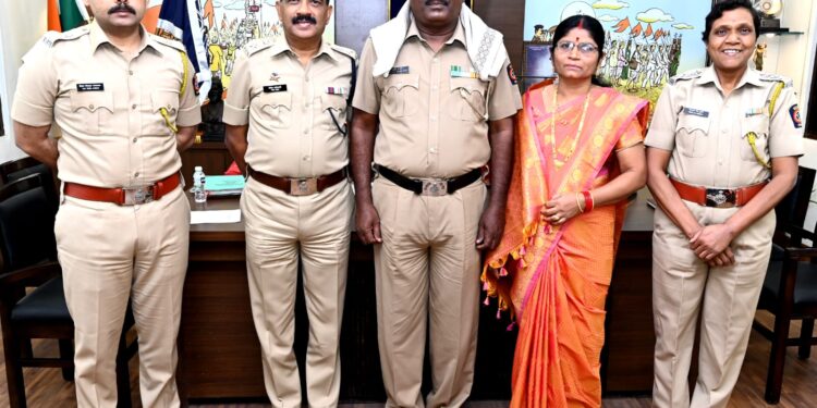 सेवानिवृत्त अनिल चव्हाण यांचा पोलीस अधीक्षक सरदेशपांडे यांच्या हस्ते सत्कार