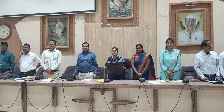 सन २०२सीईओ मनीषा आव्हाळे यांनी सोलापूर झेडपीचे ४८ कोटी ११ लाखाचे बजेट केले सादर