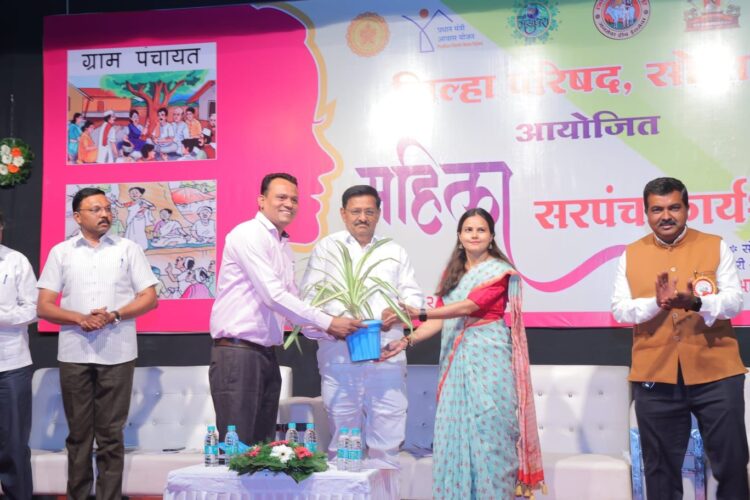 महिला सरपंचांनो, शासनाच्या योजना राबविण्यासाठी तुम्ही पुढाकार घ्या; सीईओ मनिषा आव्हाळे यांचा महिला सरपंचांना दिलासा