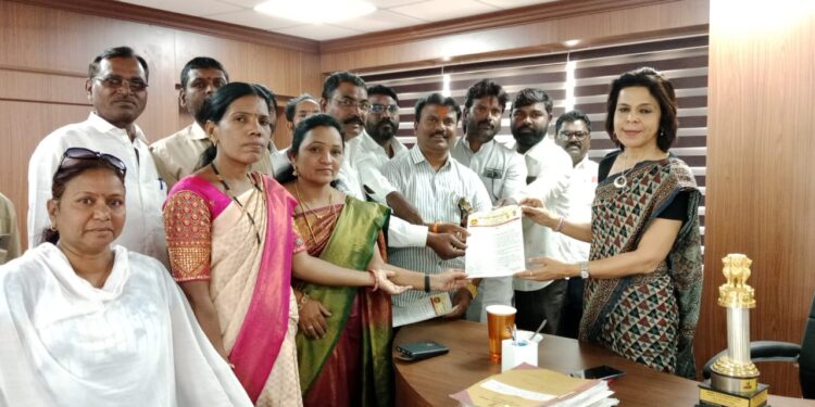 वडार समाजाचा सामाजिक, शैक्षणिक, आर्थिक विकास होण्यासाठी विविध प्रलंबित मागण्यांचे निवेदन जिल्हाधिकाऱ्यांना देण्यात आले