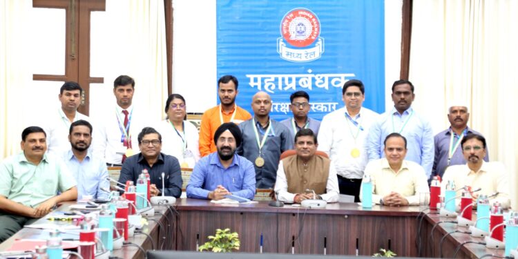 मध्य रेल्वेच्या 10 कर्मचाऱ्यांना महाव्यवस्थापक संरक्षा पुरस्कार