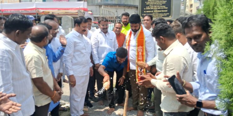 मनीष काळजे व आ.विजयकुमार देशमुख यांच्या शुभहस्ते कन्ना चौक येथील बसवेश्वर महाराज पुतळा सुशोभीकरण व नूतन परिसर सुशोभीकरणाचे जल्लोषात उद्घाटन संपन्न….