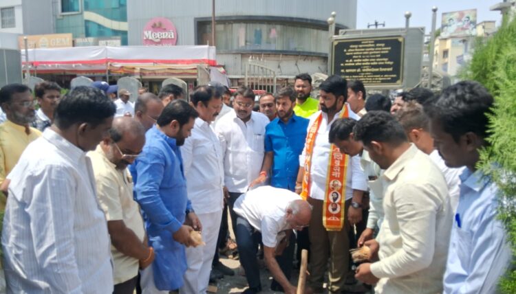 मनीष काळजे व आ.विजयकुमार देशमुख यांच्या शुभहस्ते कन्ना चौक येथील बसवेश्वर महाराज पुतळा सुशोभीकरण व नूतन परिसर सुशोभीकरणाचे जल्लोषात उद्घाटन संपन्न….