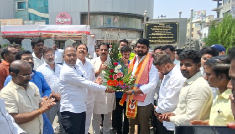 मनीष काळजे व आ.विजयकुमार देशमुख यांच्या शुभहस्ते कन्ना चौक येथील बसवेश्वर महाराज पुतळा सुशोभीकरण व नूतन परिसर सुशोभीकरणाचे जल्लोषात उद्घाटन संपन्न….