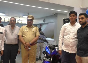 लक्ष्मी ऑटोमोबाईल येथे हिरो च्या नवीन एक्सट्रीम 125 आर या गाडीचे करण्यात आल  लॉन्चिंग …