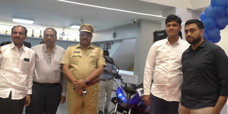 लक्ष्मी ऑटोमोबाईल येथे हिरो च्या नवीन एक्सट्रीम 125 आर या गाडीचे करण्यात आल लॉन्चिंग …