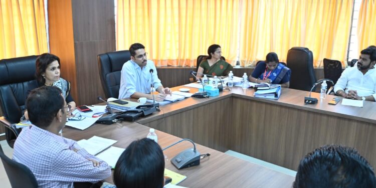 निर्भय, निष्पक्ष वातावरणात निवडणुका यशस्वीपणे पार पाडण्यासाठी शासकीय यंत्रणांनी समन्वय ठेवावा – जिल्हाधिकारी कुमार आशीर्वाद
