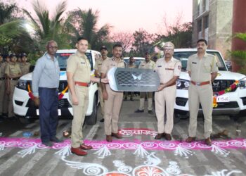 जिल्हा नियोजन समितीकडून पोलीस अधिकाऱ्यांना २१ दुचाकी चारचाकी वाहनांचे वितरण