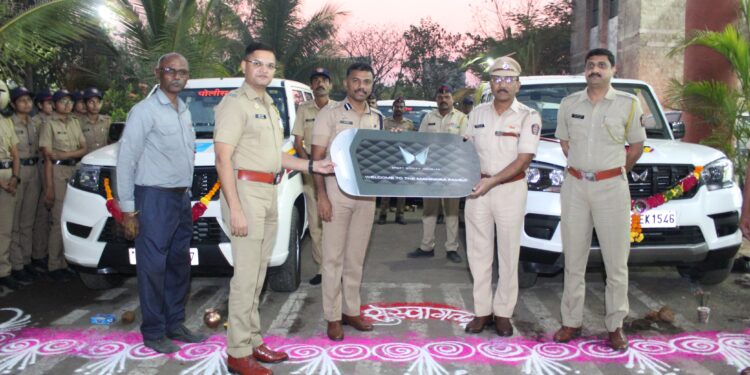 जिल्हा नियोजन समितीकडून पोलीस अधिकाऱ्यांना २१ दुचाकी चारचाकी वाहनांचे वितरण