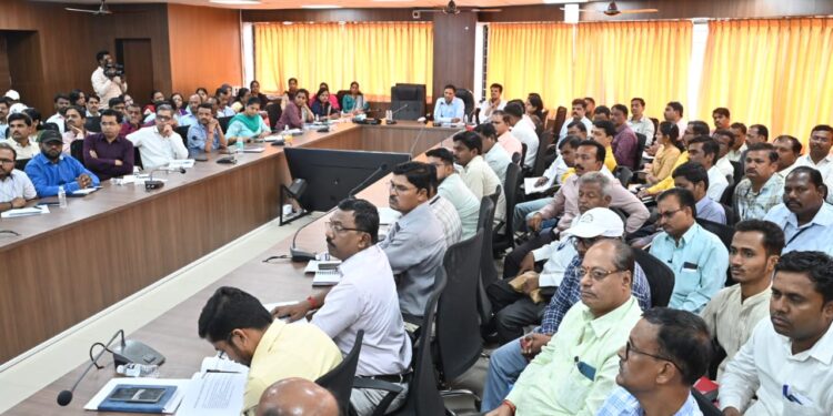 टपाली मतदानापासून मतदार वंचित राहणार नाही याची काळजी घ्यावी-जिल्हाधिकारी कुमार आशीर्वाद