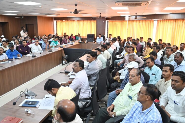 टपाली मतदानापासून मतदार वंचित राहणार नाही याची काळजी घ्यावी-जिल्हाधिकारी कुमार आशीर्वाद