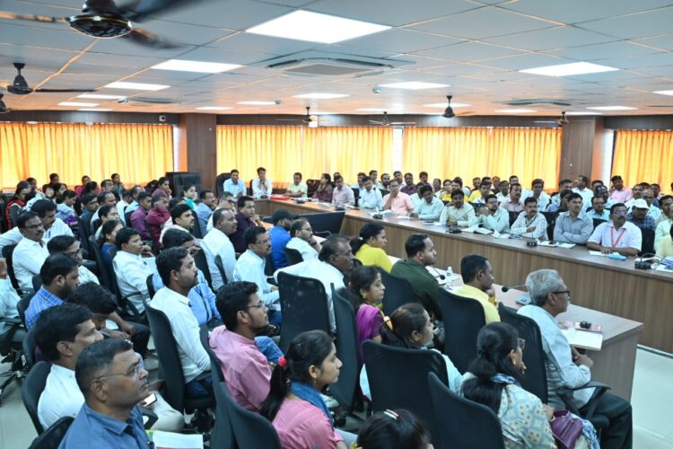 टपाली मतदानापासून मतदार वंचित राहणार नाही याची काळजी घ्यावी-जिल्हाधिकारी कुमार आशीर्वाद