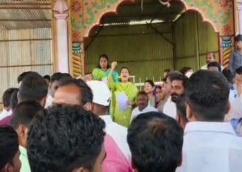 मंगळवेढा : प्रणिती शिंदेंच्या गावभेट दौऱ्यात मराठा तरुणांनी घातला गोंधळ