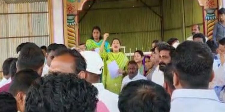 मंगळवेढा : प्रणिती शिंदेंच्या गावभेट दौऱ्यात मराठा तरुणांनी घातला गोंधळ