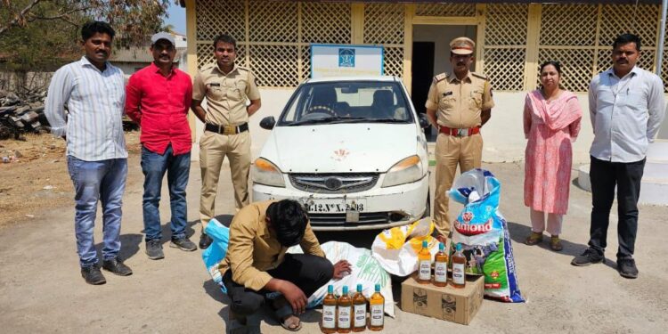 पोलिसांना पाहताच मोटारसायकल घातली बोळात, हातभट्टीसह दोघे जेरबंद