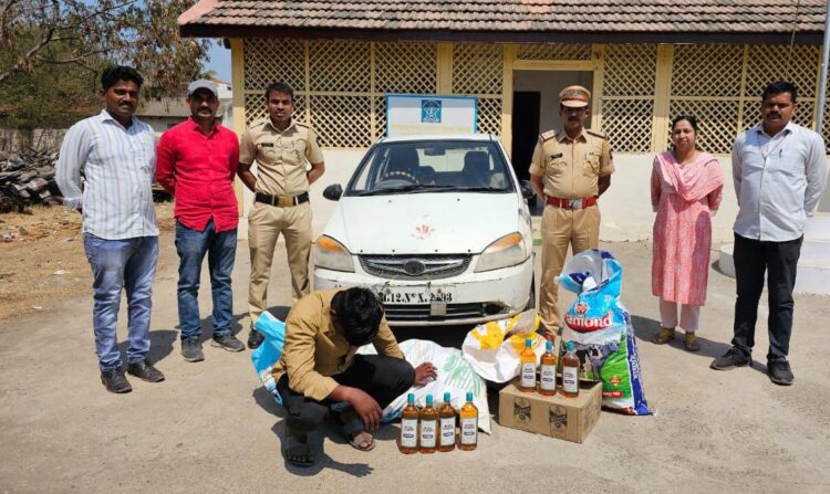 पोलिसांना पाहताच मोटारसायकल घातली बोळात, हातभट्टीसह दोघे जेरबंद