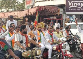ढोल ताशांच्या गजरात भाजपा उमेदवार राम सातपुते यांचे सोलापुरात स्वागत