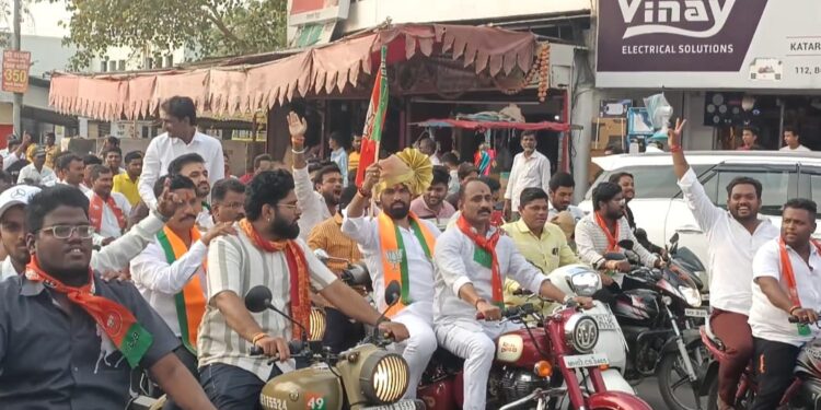 ढोल ताशांच्या गजरात भाजपा उमेदवार राम सातपुते यांचे सोलापुरात स्वागत