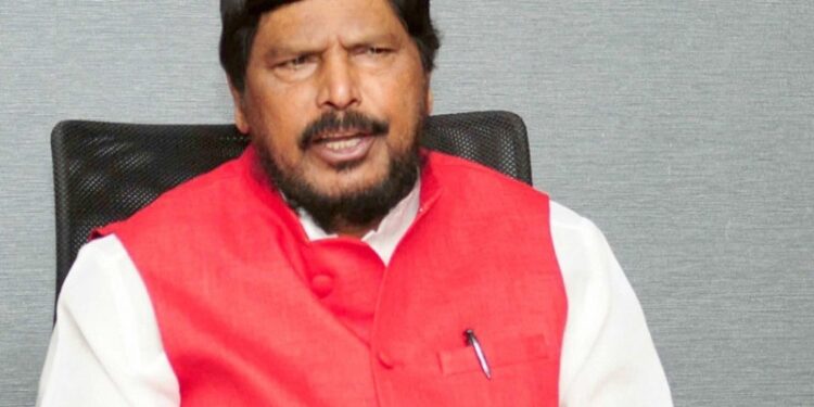 केंद्रीय राज्यमंत्री रामदास आठवले यांच्या वाहनाला अपघात