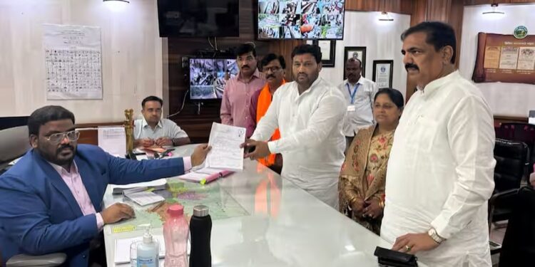 सांगली लोकसभेसाठी महाविकास आघाडीकडून चंद्रहार पाटलांचा उमेदवारी अर्ज दाखल