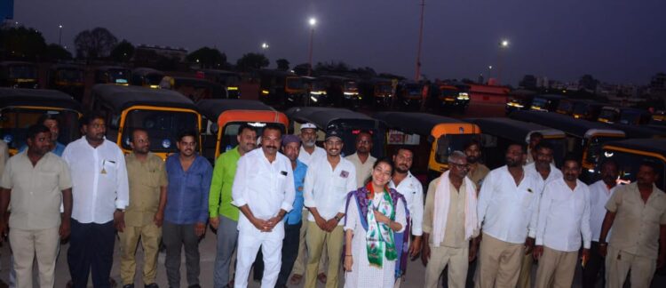 सोलापूर लोकसभेसाठी रिक्षाचालकांचा प्रणिती शिंदे यांना जाहीर पाठिंबा; मुद्द्याचं बोला ओ’अभियानांतर्गत साधला संवाद