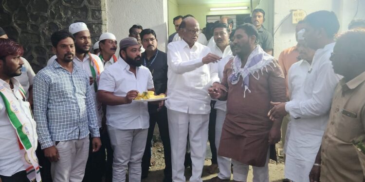 पवार सहाब ने पैलवान को खिलाये खजूर..