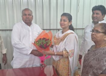 इंडिया आघाडीच्या उमेदवार प्रणिती शिंदे यांना खासदार बनवणार, माकप नेते आडम मास्तरांचा एल्गार