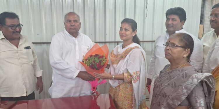 इंडिया आघाडीच्या उमेदवार प्रणिती शिंदे यांना खासदार बनवणार, माकप नेते आडम मास्तरांचा एल्गार