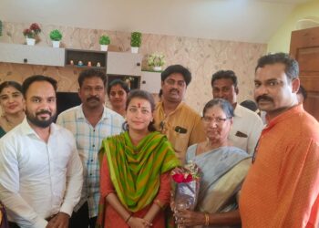 आमदार प्रणिती शिंदे यांची राजस्व नगर भागातील नागरिकांशी संवाद..