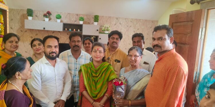 आमदार प्रणिती शिंदे यांची राजस्व नगर भागातील नागरिकांशी संवाद..