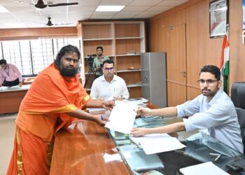 सोलापूर लोकसभा मतदारसंघासाठी दीपक उर्फ  व्यंकटेश्वरा महा स्वामीजी यांचा उमेदवारी अर्ज दाखल