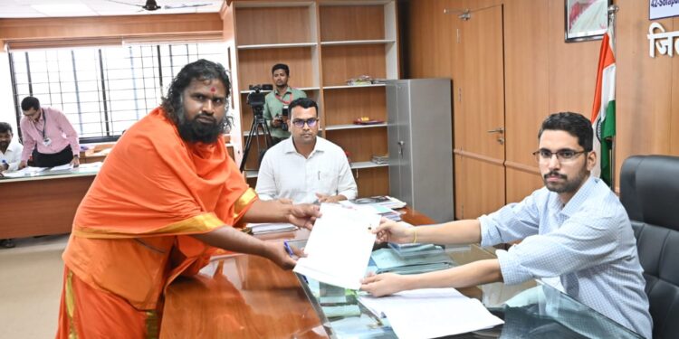 सोलापूर लोकसभा मतदारसंघासाठी दीपक उर्फ  व्यंकटेश्वरा महा स्वामीजी यांचा उमेदवारी अर्ज दाखल