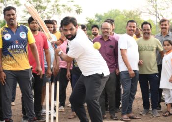 आमदार राम सातपुते यांनी षटकार मारताच नागरिक म्हणाले ‘अबकी बार चारसो पार’