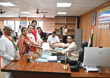 सोलापुरच्या लेकीचे जोरदार शक्तीप्रदर्शन; हजारोंच्या उपस्थितीत प्रणिती शिंदेंनी भरला अर्ज