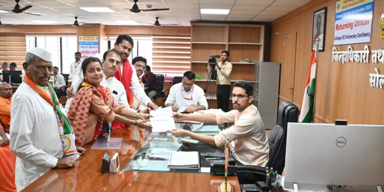 सोलापुरच्या लेकीचे जोरदार शक्तीप्रदर्शन; हजारोंच्या उपस्थितीत प्रणिती शिंदेंनी भरला अर्ज