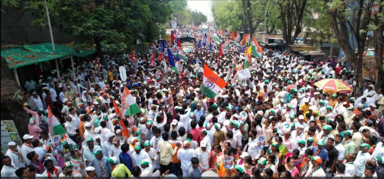 सोलापुरच्या लेकीचे जोरदार शक्तीप्रदर्शन; हजारोंच्या उपस्थितीत प्रणिती शिंदेंनी भरला अर्ज