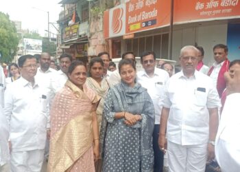 भगवान महावीर जयंती निमित्त आमदार प्रणिती शिंदे यांनी दिगंबर जैन मंदिरात जाऊन घेतले दर्शन