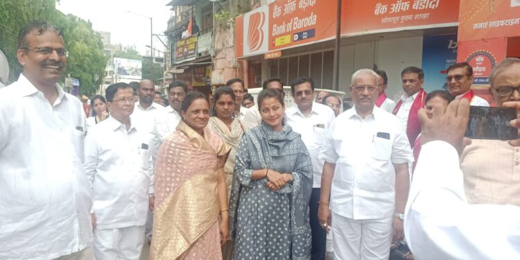 भगवान महावीर जयंती निमित्त आमदार प्रणिती शिंदे यांनी दिगंबर जैन मंदिरात जाऊन घेतले दर्शन