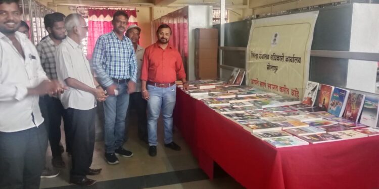 वाचनाने माणूस सुसंस्कृत, प्रगल्भ होतो – सुनिल सोनटक्के (जिल्हा माहिती अधिकारी)