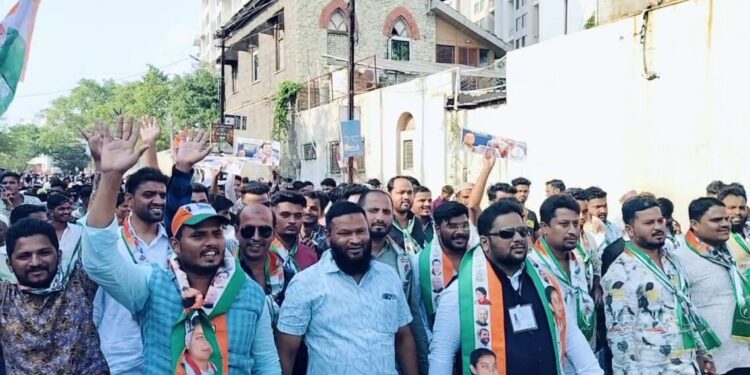 राहुल गांधी यांच्या सभेत नजीब शेख यांनी वेधले लक्ष ; “अब की बार ताई खासदार” घूमला नारा