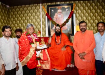 काशीपीठाचे जगद्गुरु डॉ. मल्लिकार्जुन विश्वाराध्य शिवाचार्य महास्वामीजींचे पालकमंत्री चंद्रकांत पाटील यांनी घेतले आशीर्वाद
