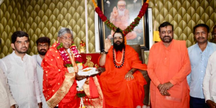काशीपीठाचे जगद्गुरु डॉ. मल्लिकार्जुन विश्वाराध्य शिवाचार्य महास्वामीजींचे पालकमंत्री चंद्रकांत पाटील यांनी घेतले आशीर्वाद